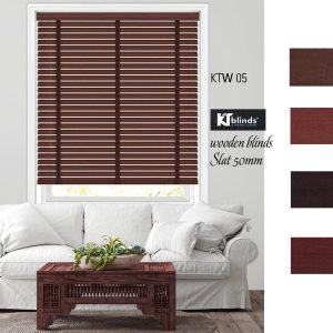 Rèm sáo gỗ phòng khách màu nâu đỏ đậm KTW 05