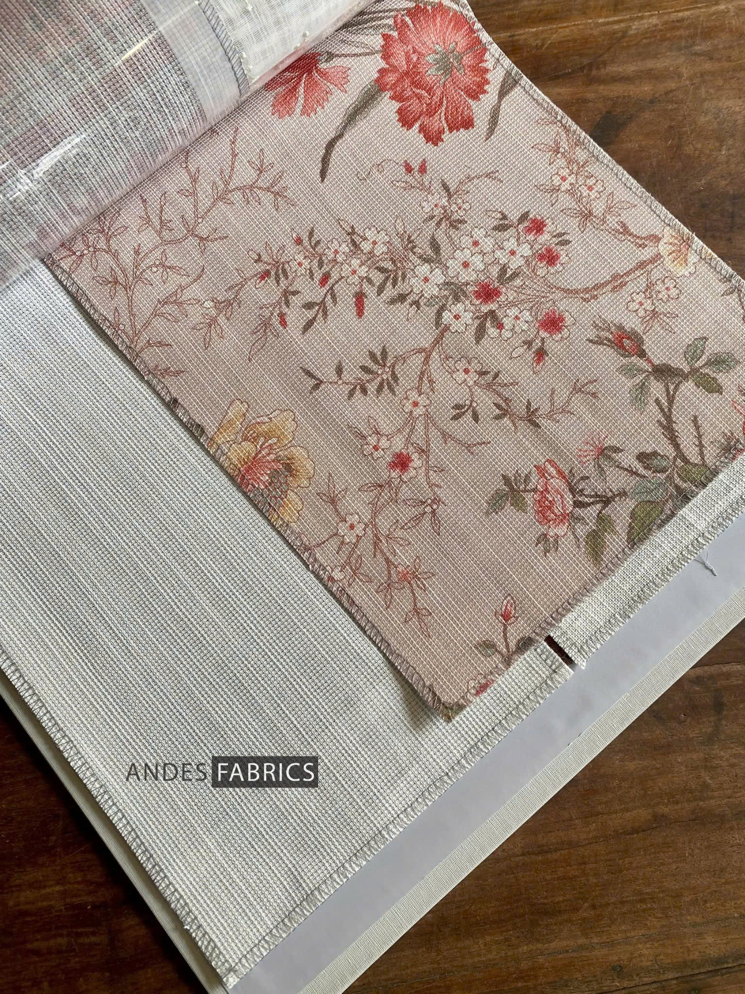 Vải in họa tiết hoa mẫu đơn đào đỏ nền be