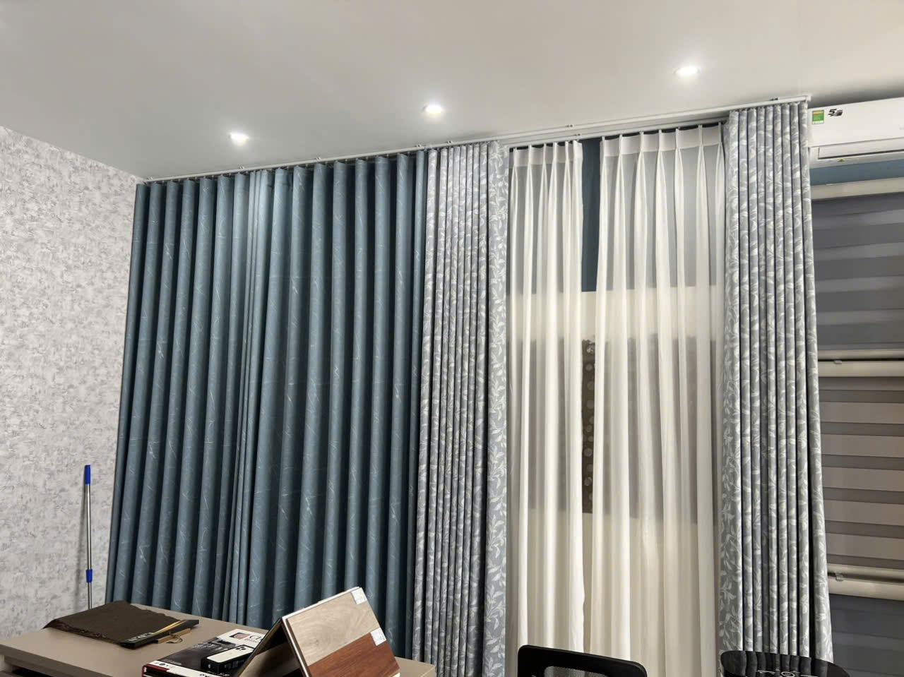 Vải in họa tiết lá dây lớn màu xanh xám