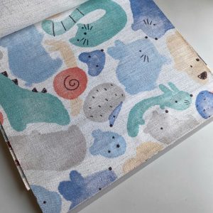 Vải in mèo trừu tượng pastel nền trắng