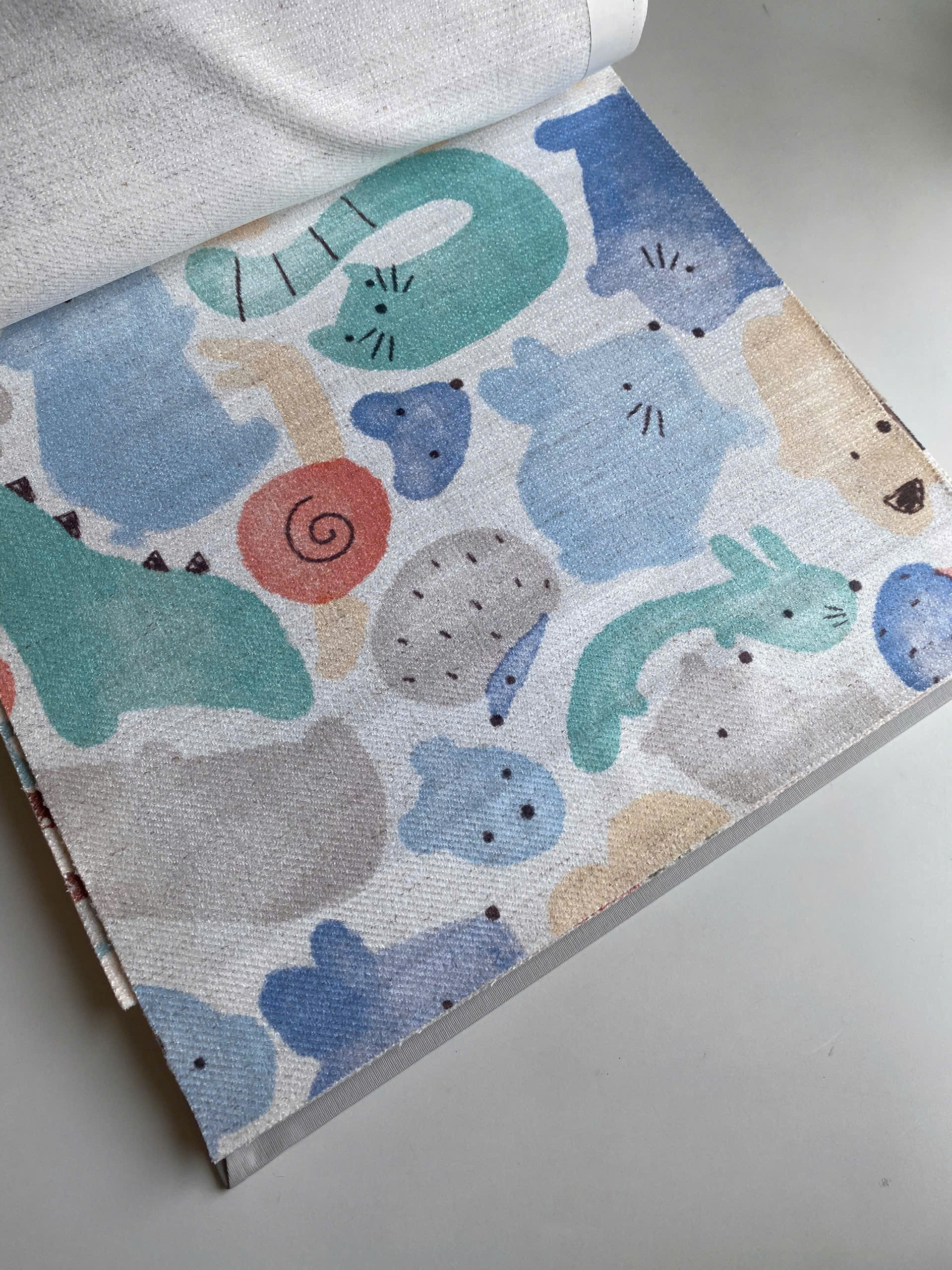 Vải in mèo trừu tượng pastel nền trắng