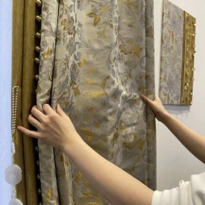 Vải jacquard thêu hoa baroque lớn màu kem vàng bạc