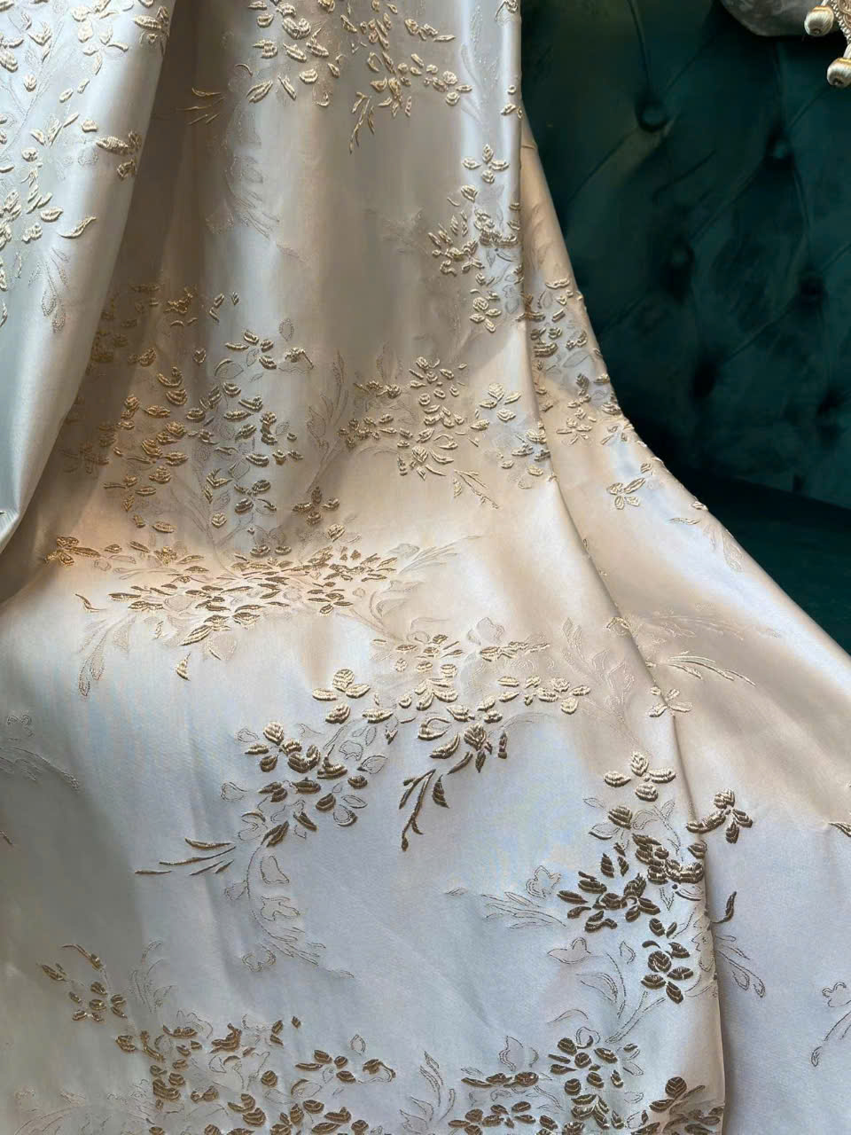 Vải jacquard thêu hoa cành cây màu trắng vàng